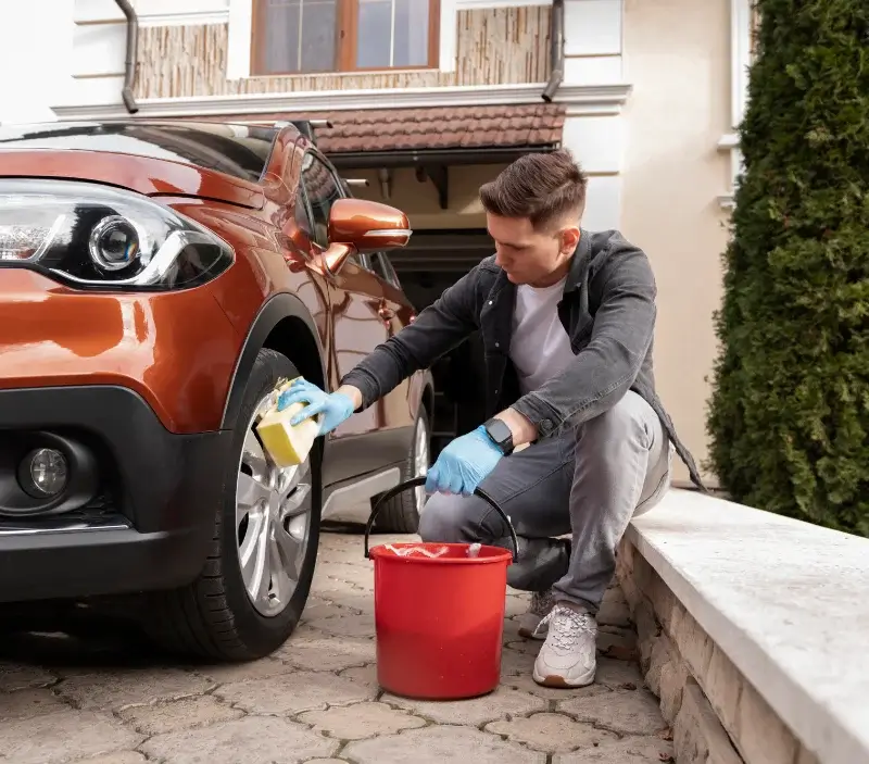 Lavage auto à domicile Cerisiers : professionnel intervenant sur un véhicule